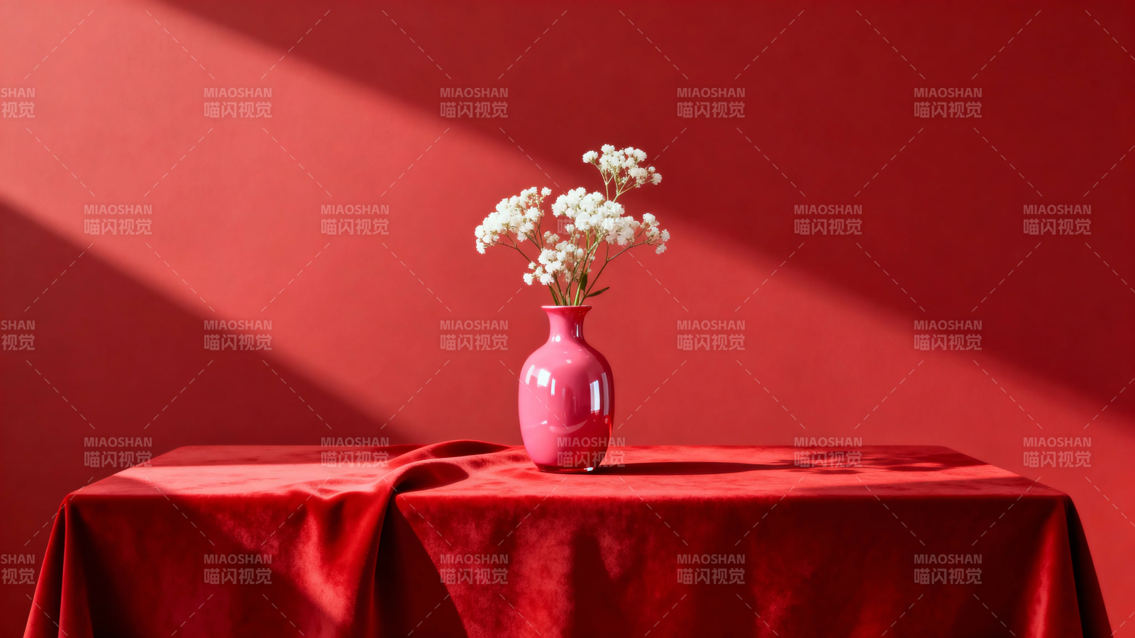 红桌粉瓶小白花图片
