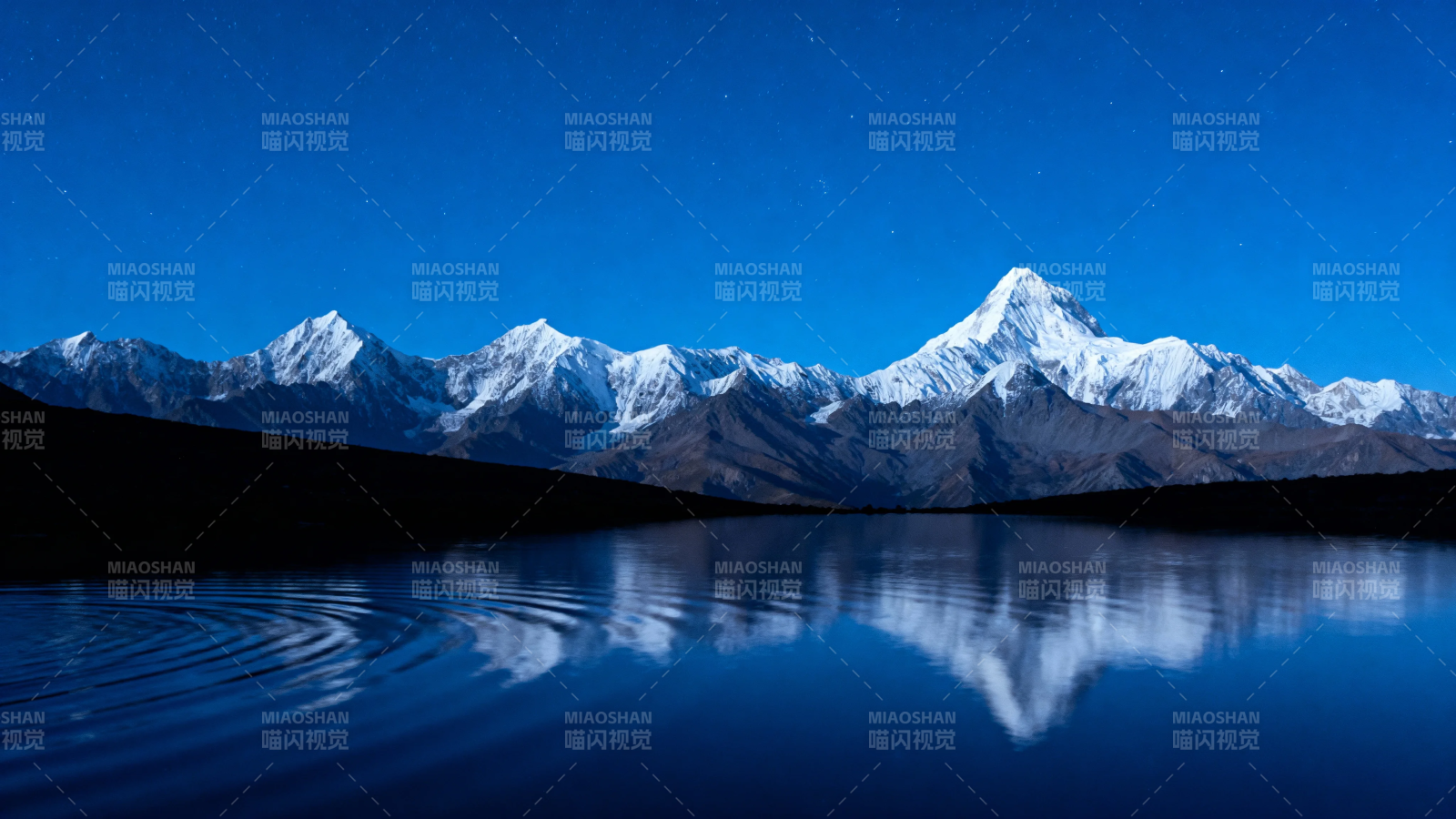 雪山倒影 静谧湖夜图片