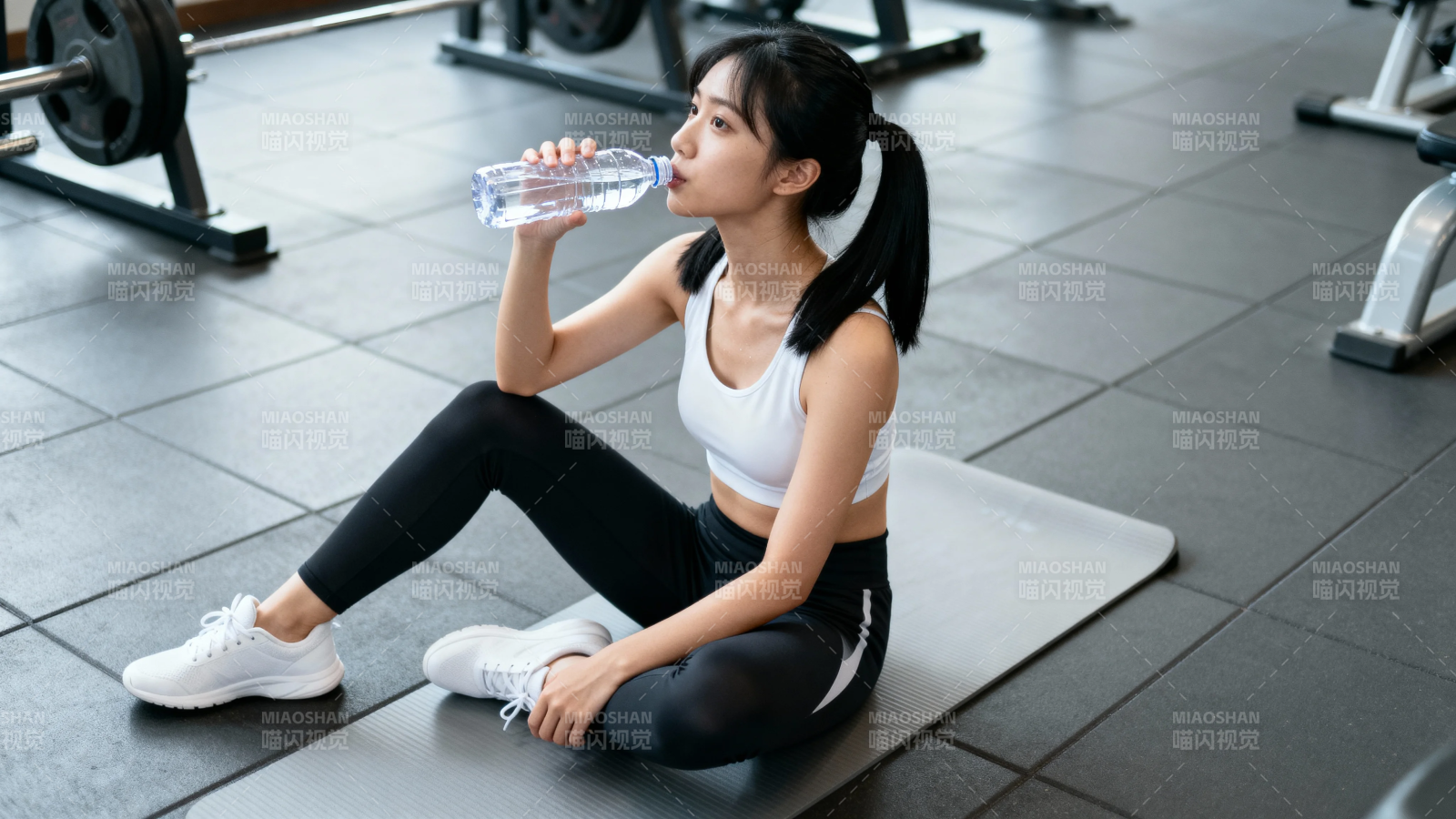 健身后补水休息时刻图片