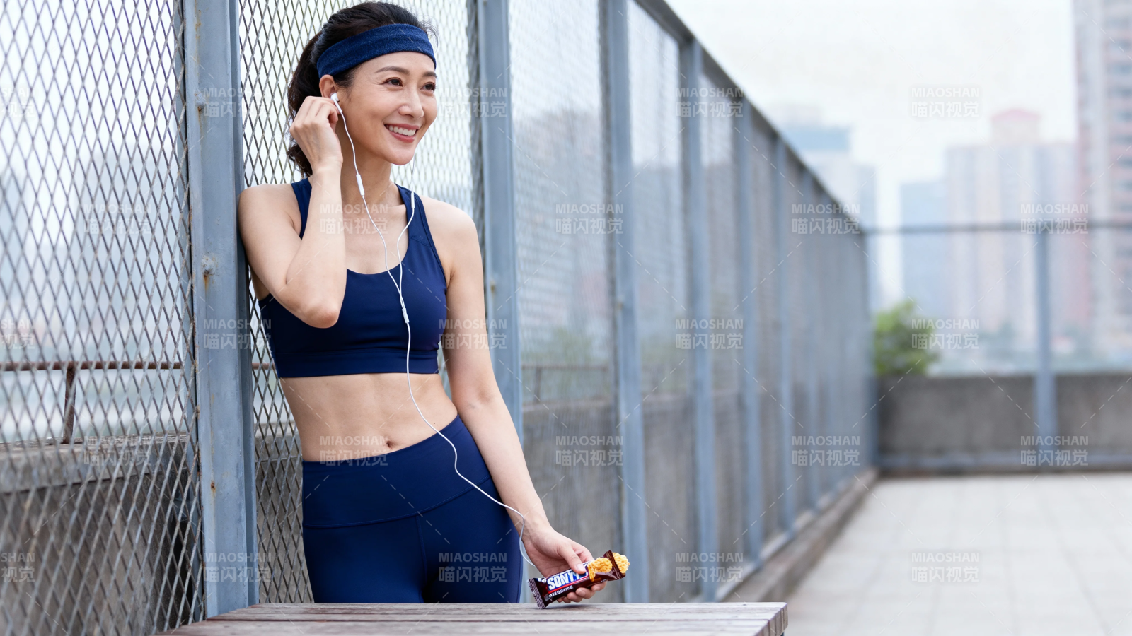 运动后听歌休息的健身女孩图片