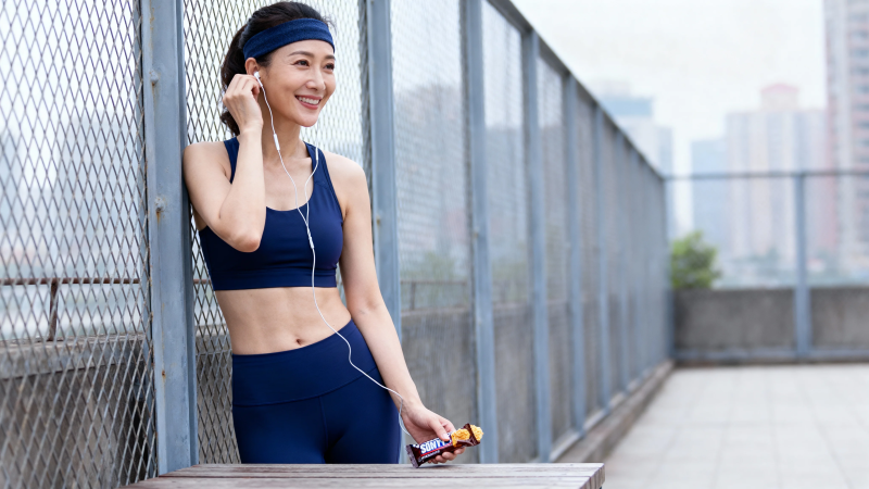 运动后听歌休息的健身女孩图片