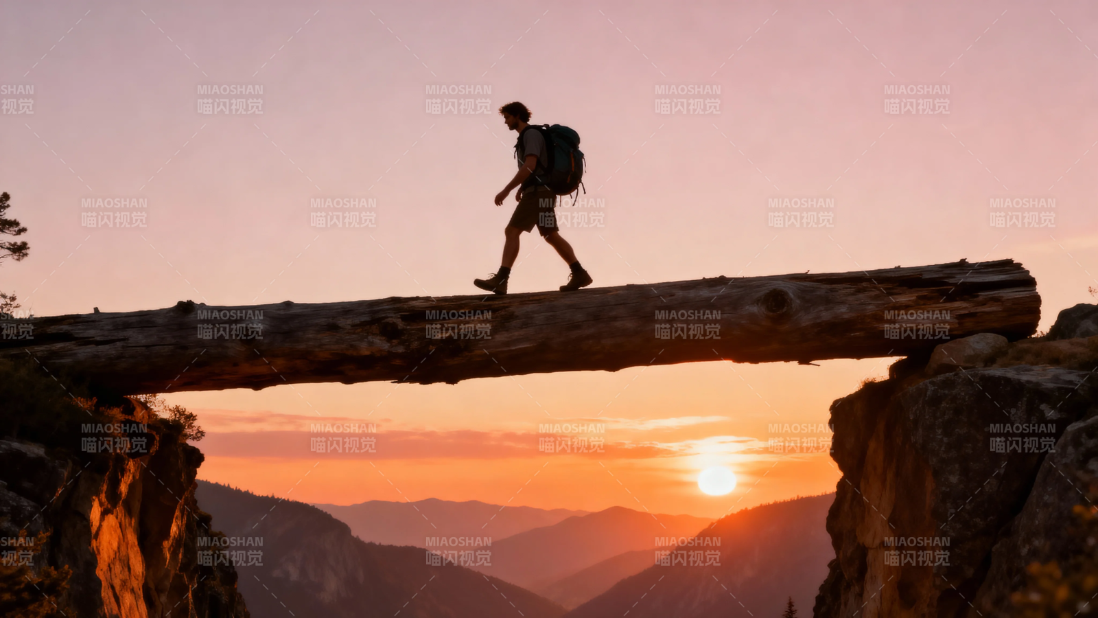 夕阳下 行者踏木桥越山涧图片