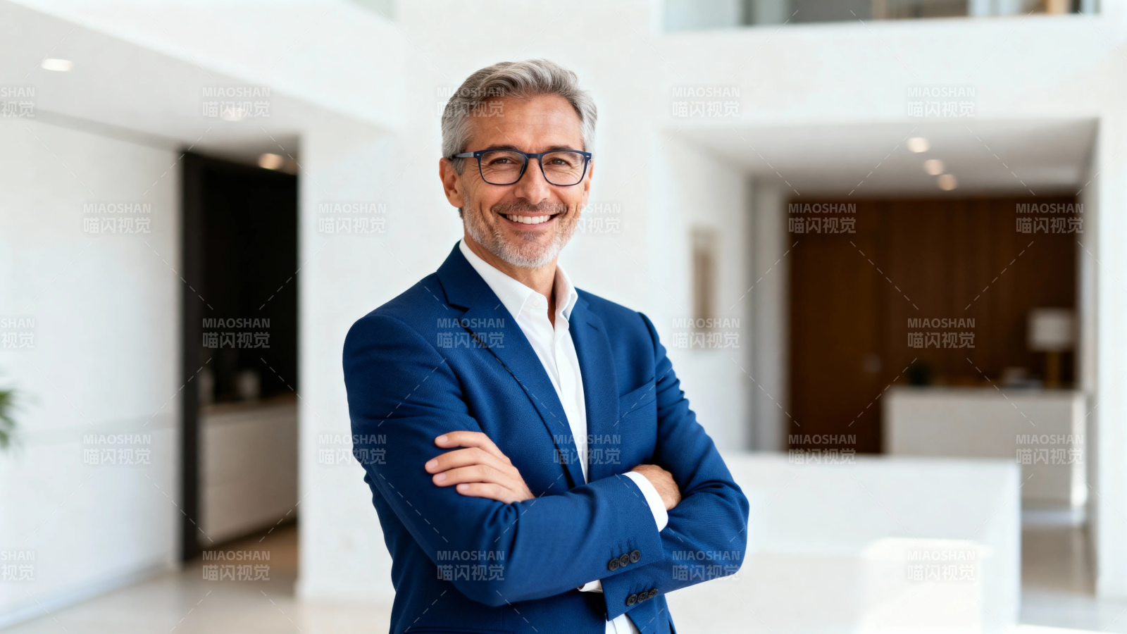 自信微笑的商务男士图片
