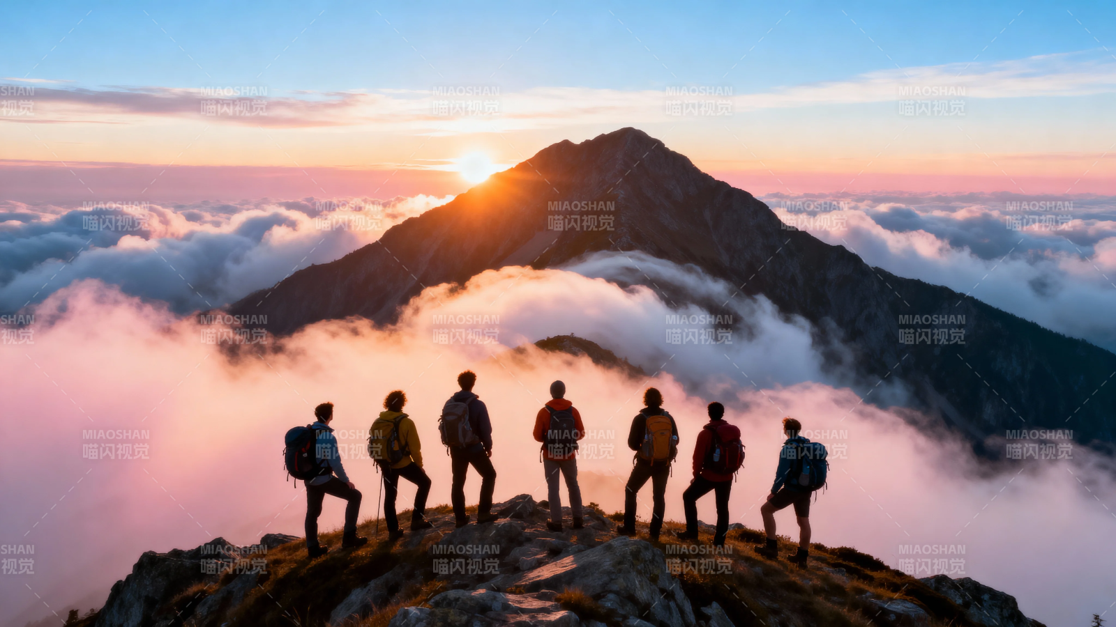 山顶七人迎日出图片