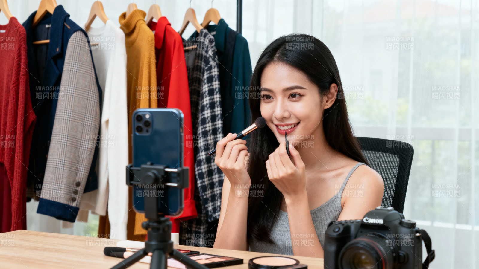 美妆博主直播化妆中图片