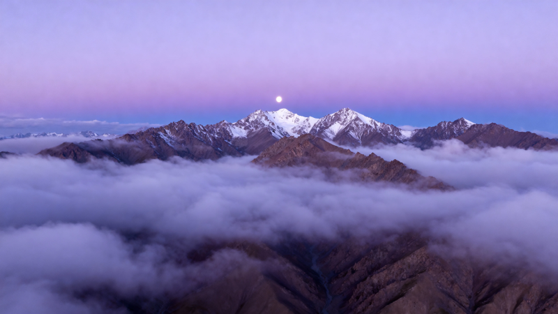 月升云海 雪峰如画图片