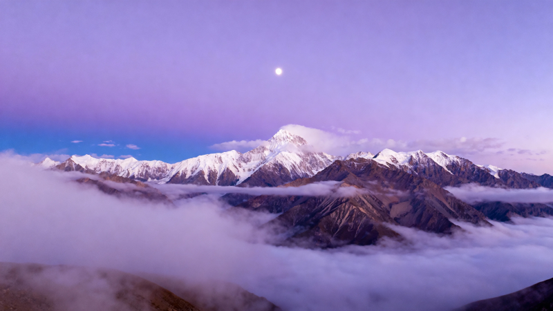 月照雪山云海间图片