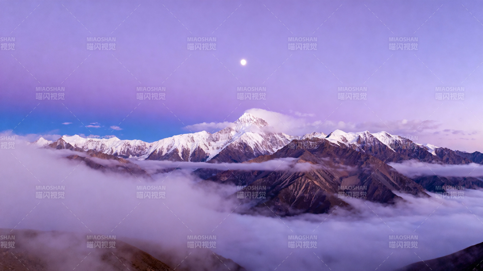 月照雪山云海间图片