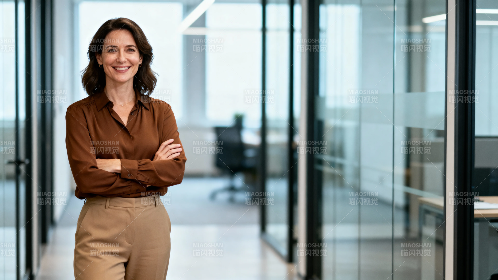 自信职场女性微笑站立图片