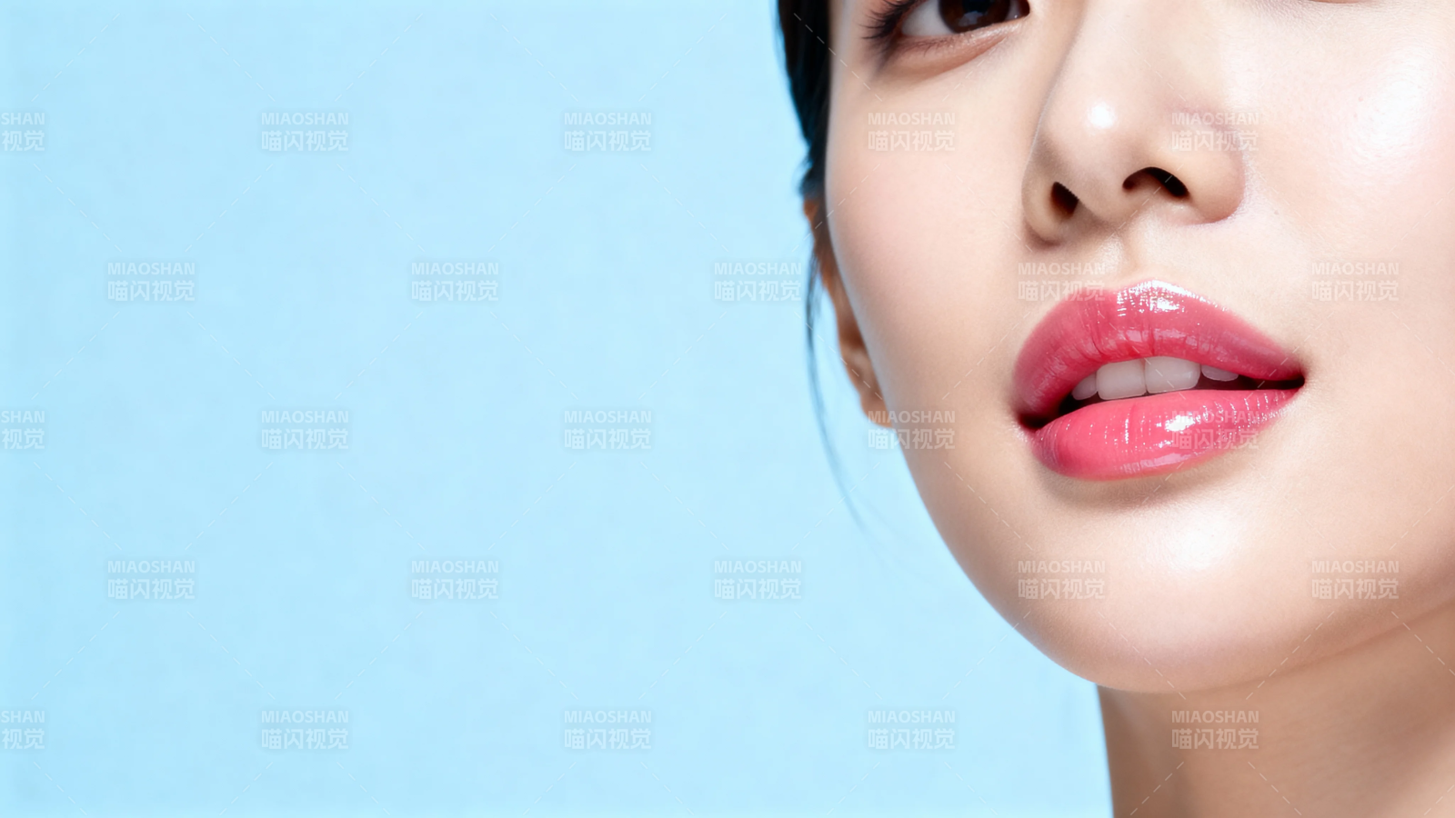 粉唇轻启 蓝背景下的温柔特写图片