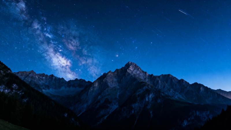 星空下的巍峨山峦图片