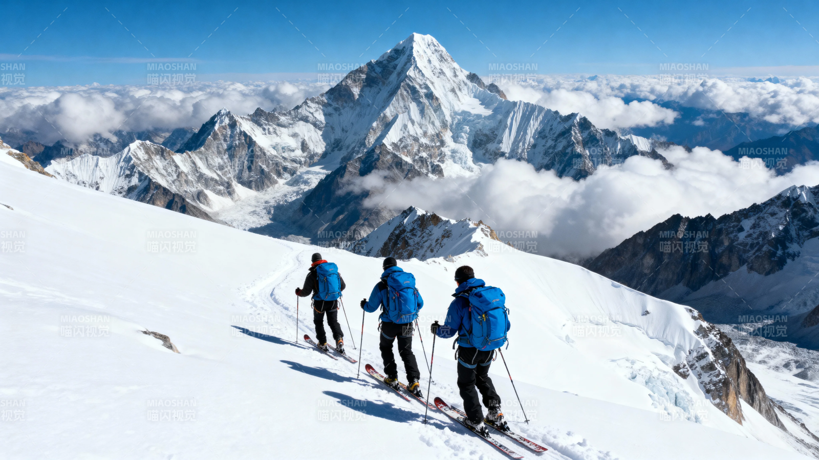 雪山之巅 三人滑雪行图片