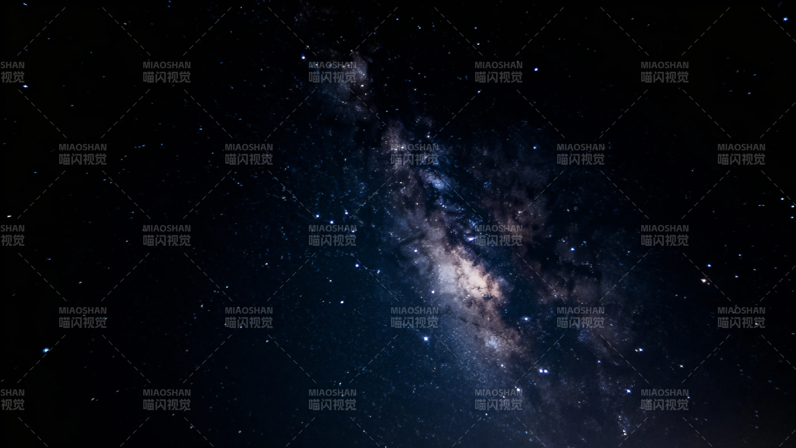 银河横贯夜空 星辉璀璨图片