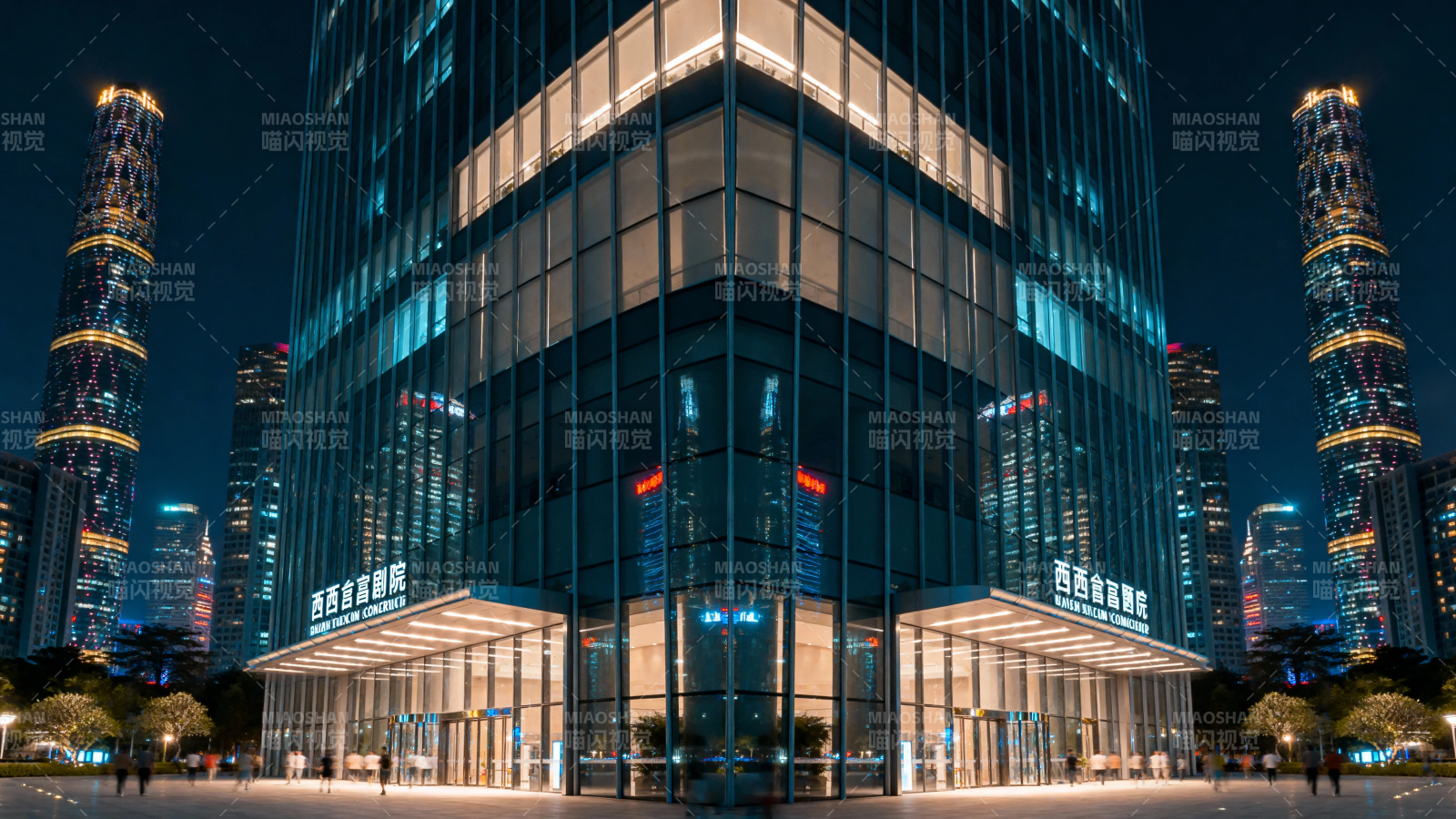 夜幕下的现代都市建筑群图片