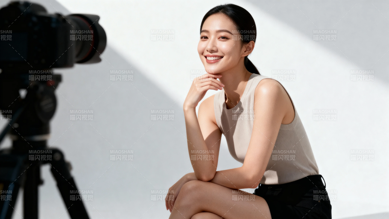 镜头前的微笑女神图片