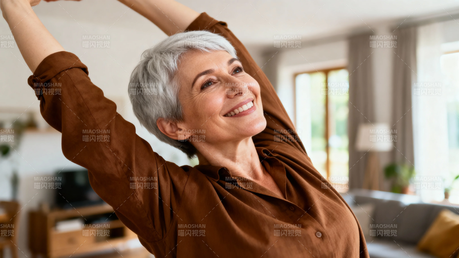 银发女士晨起伸展微笑图片