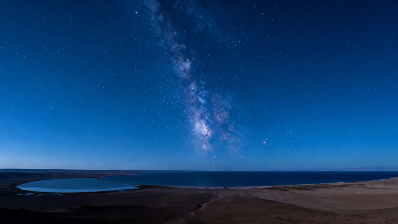 星空下的湖泊夜景图片
