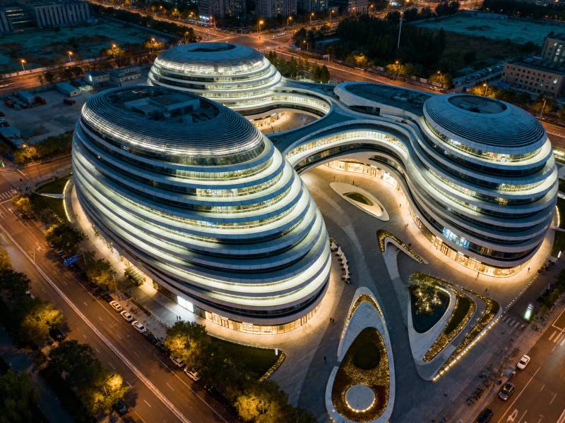 银河SOHO夜景航拍图图片