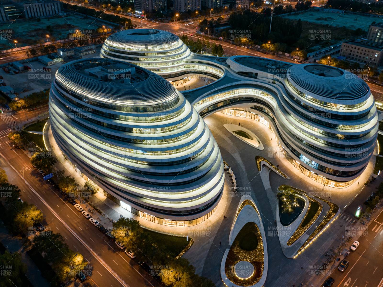 银河SOHO夜景航拍图图片