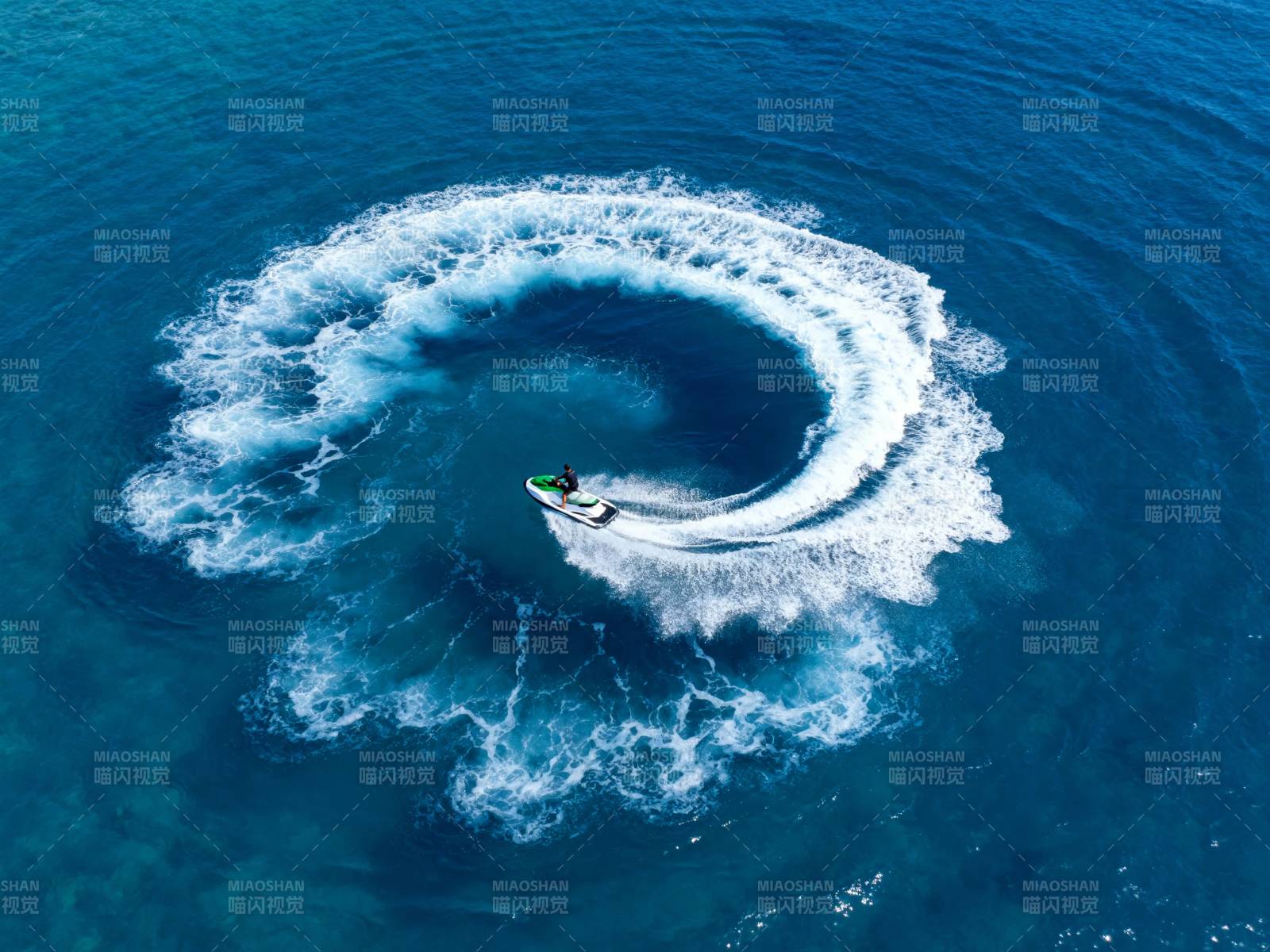 海上疾驰 画圆逐浪图片