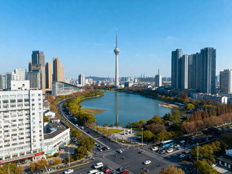 城市湖景与电视塔风光图片