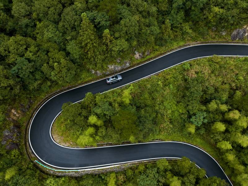 山间弯道 车行绿海图片