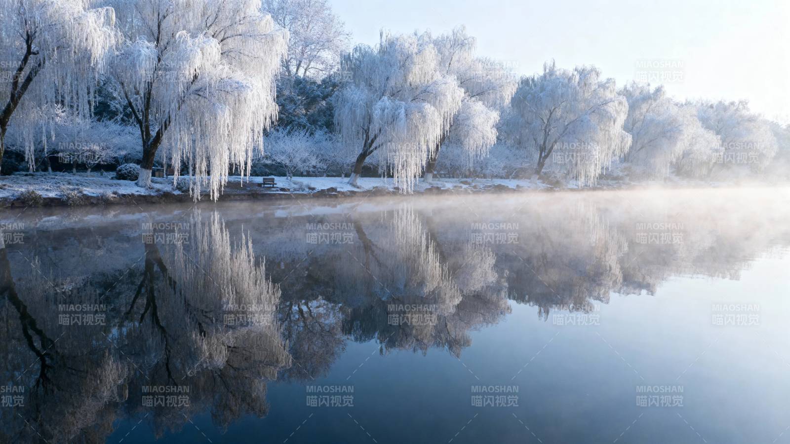 雾凇映水 冬景如画图片