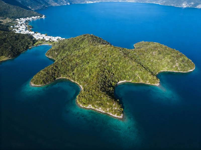 绿岛环抱碧海湾图片