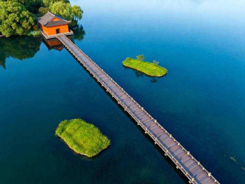 湖心亭桥 碧水绿岛相映图片