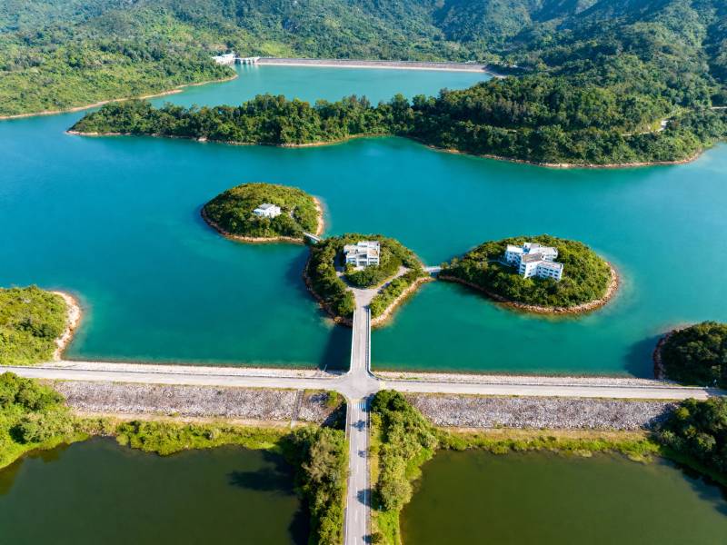 湖心岛桥景 碧水绕青山图片