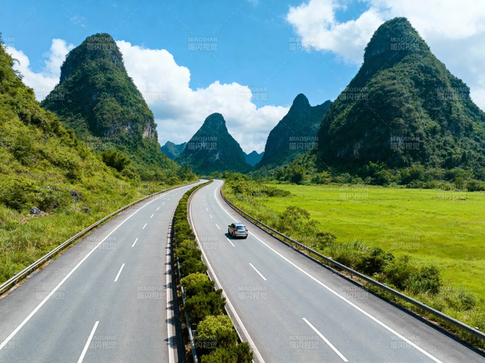 青山绿水间 公路蜿蜒行图片