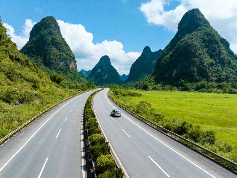 青山绿水间 公路蜿蜒行图片