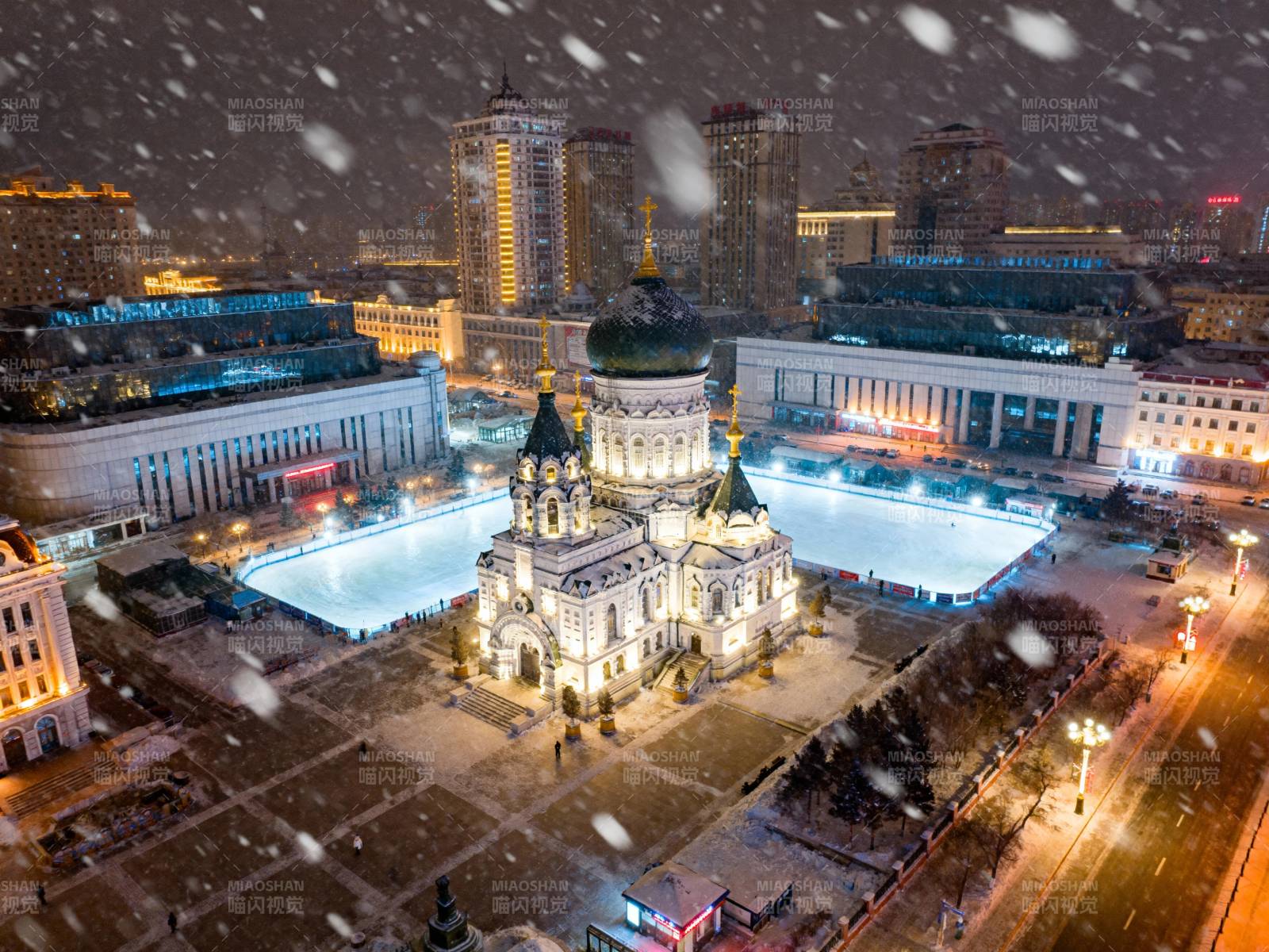 雪夜教堂灯火辉煌图片