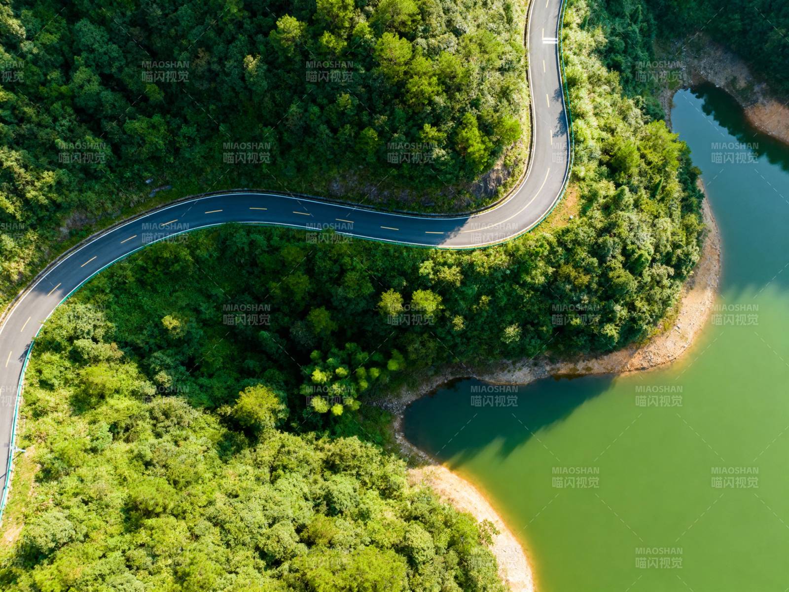 青山绿水绕弯公路图片