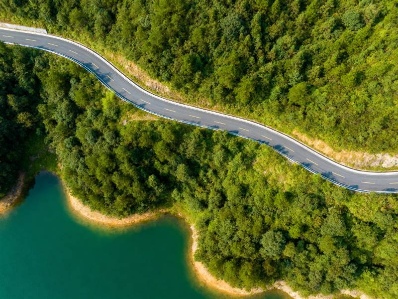 青山绿水间 蜿蜒公路穿林过图片