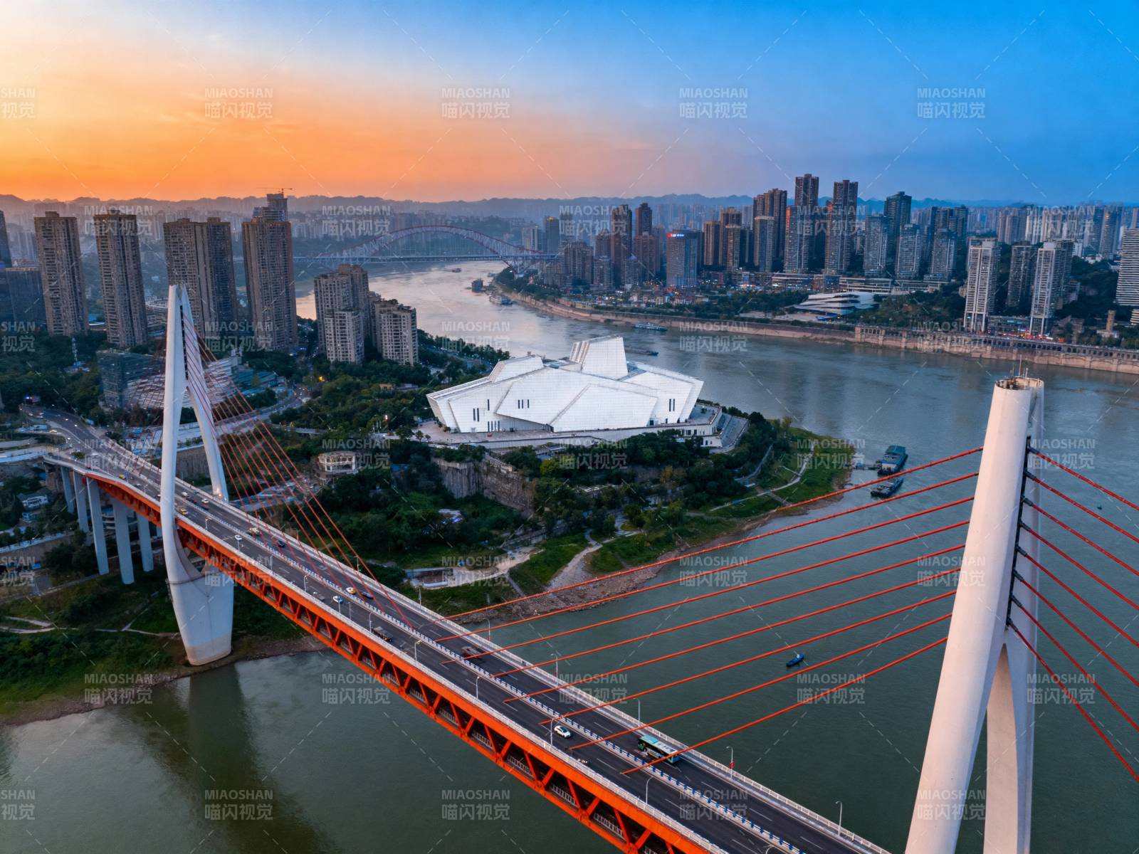 重庆橙桥夕照城景图片