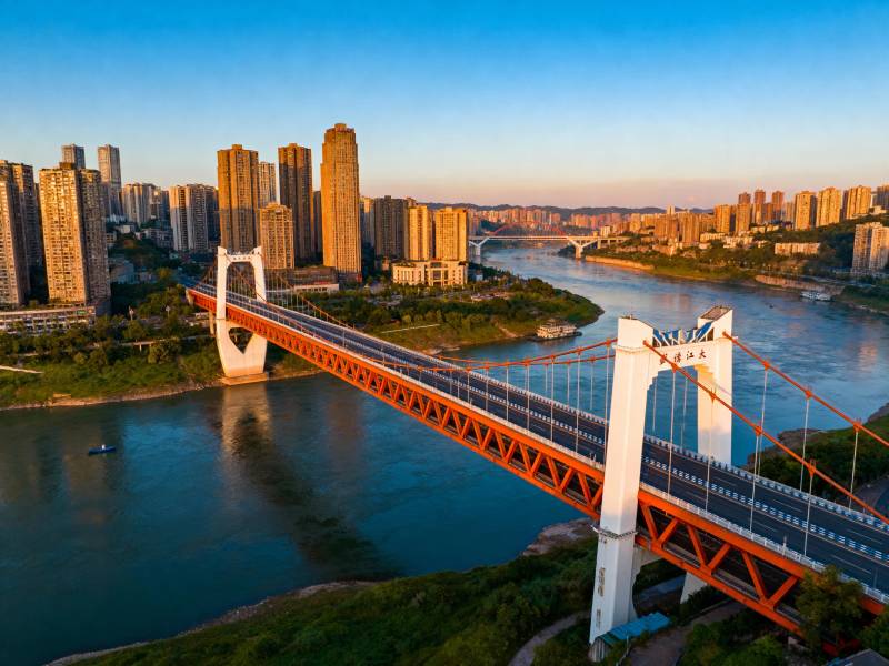 橙桥横跨江 城映夕阳红图片