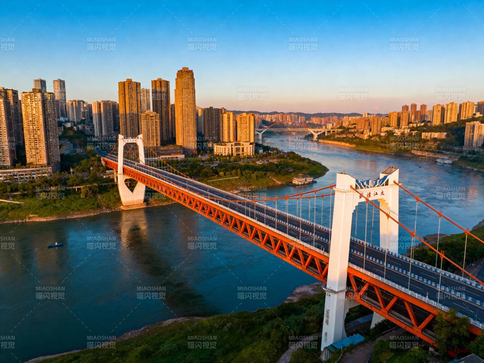 橙桥横跨江 城映夕阳红图片