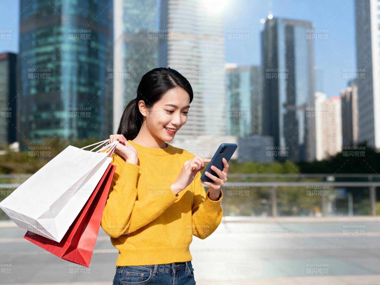 都市女子购物后看手机图片