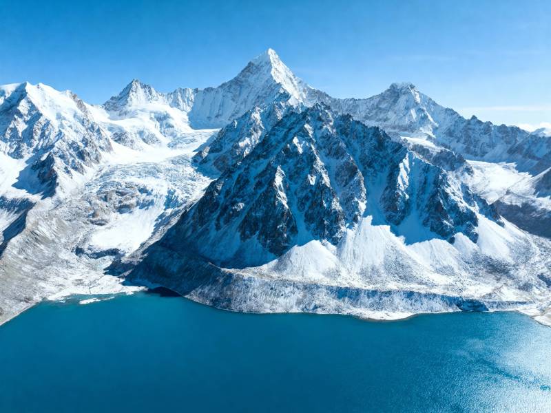 雪山映碧湖 壮美如画境图片