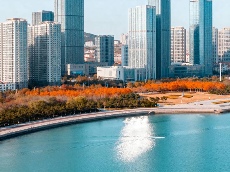城市秋景 水光楼影图片