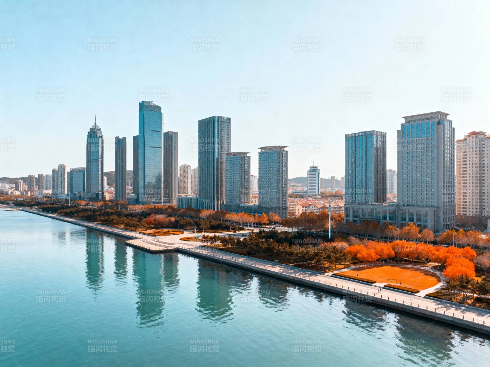 秋水映城 高楼林立景如画图片