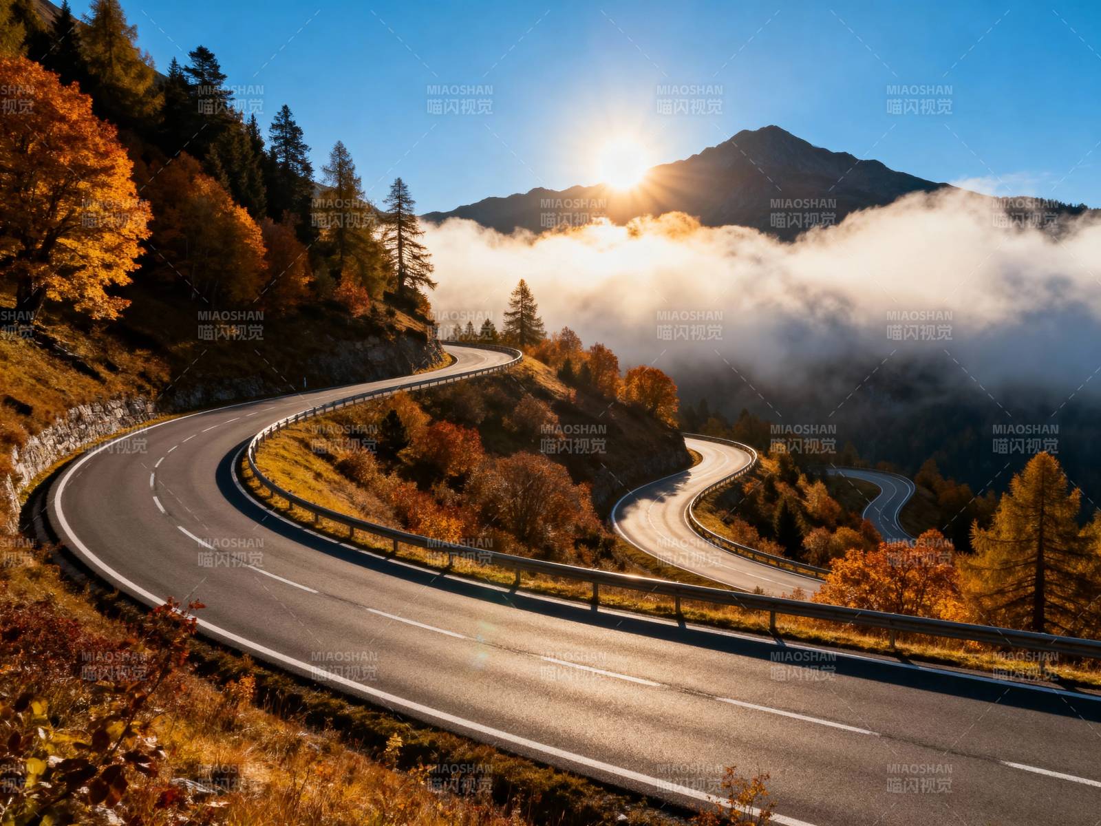 秋山云海 蜿蜒公路迎朝阳图片