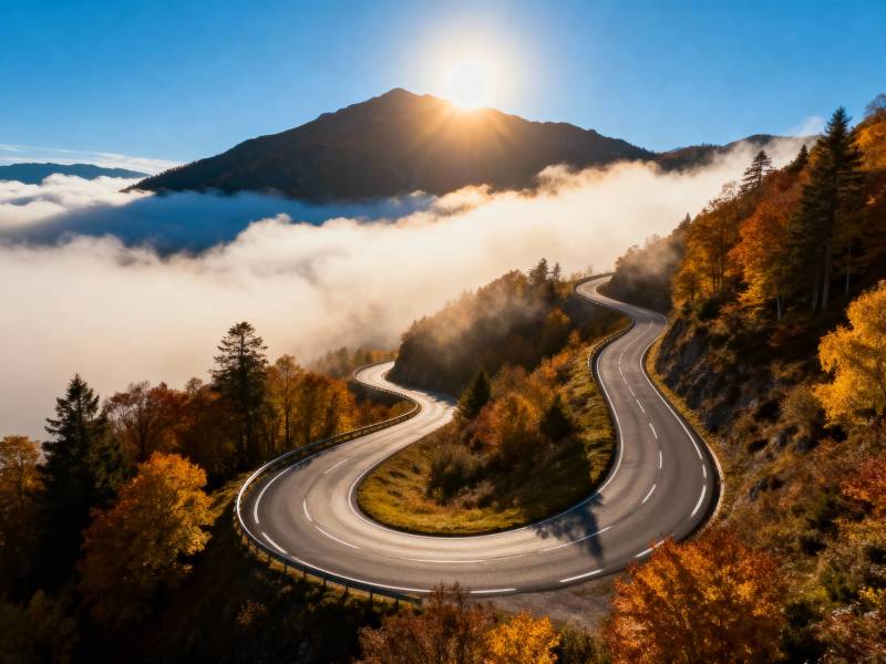 云海山径 秋日蜿蜒路图片