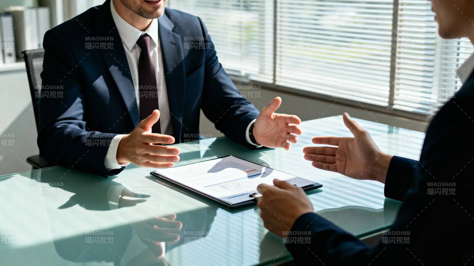 商务洽谈中 双方握手言欢图片