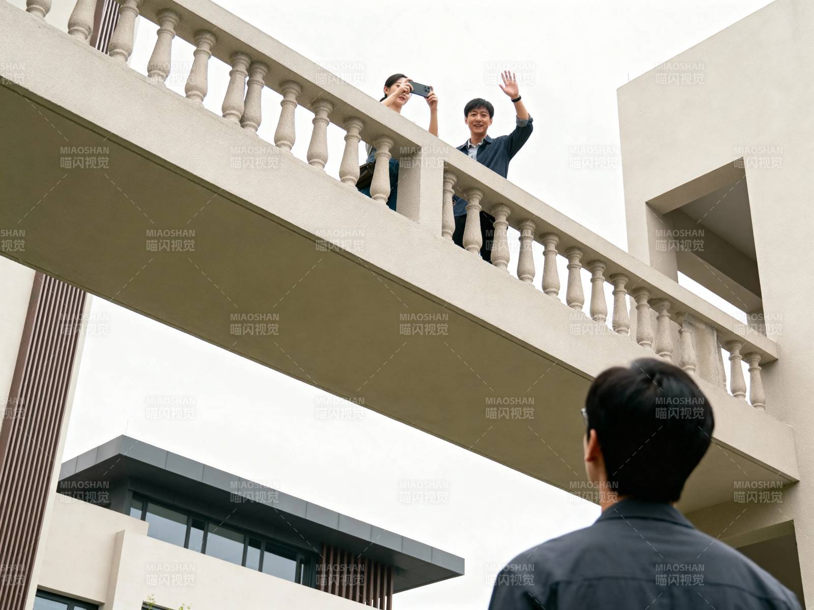 阳台挥手 楼下仰望图片