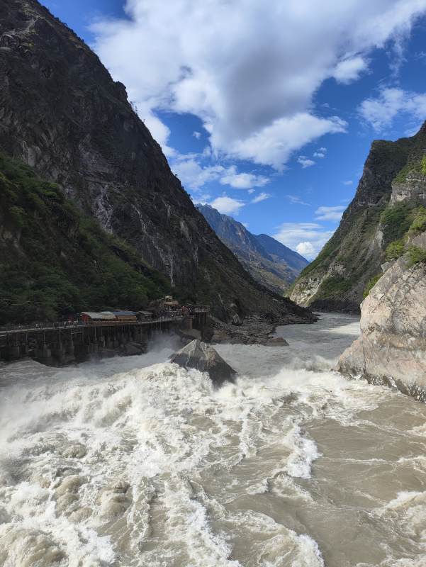 峡谷激流奔涌 山河壮阔图片