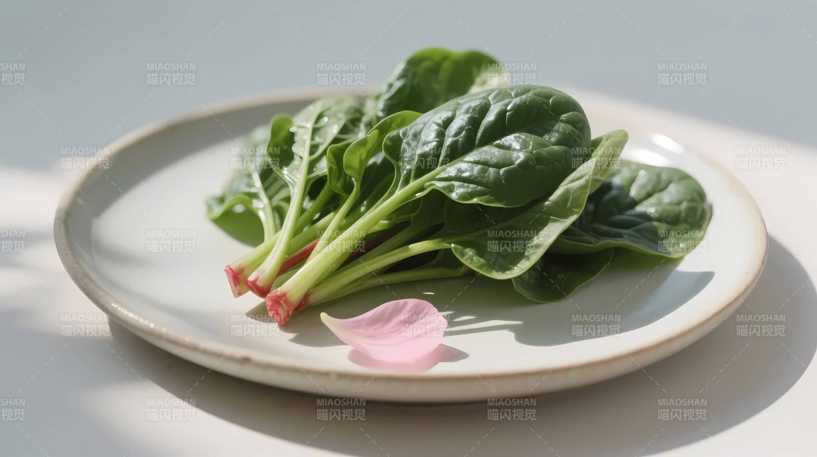 菠菜配花瓣 清新盘中景图片