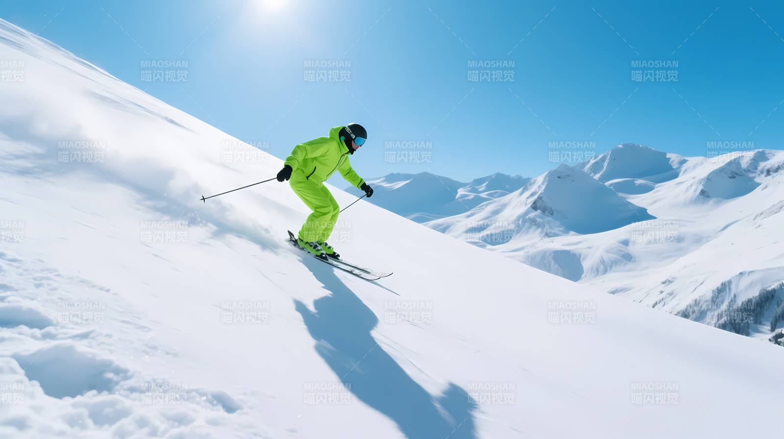 绿衣滑雪者驰骋雪山图片