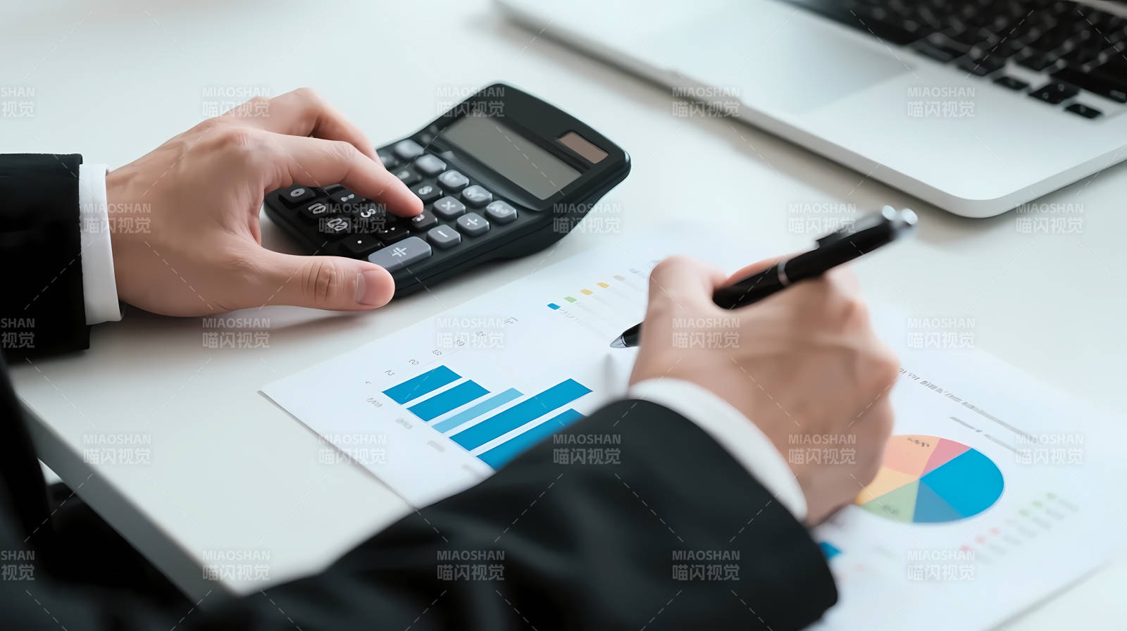 商务人士分析财务数据图片